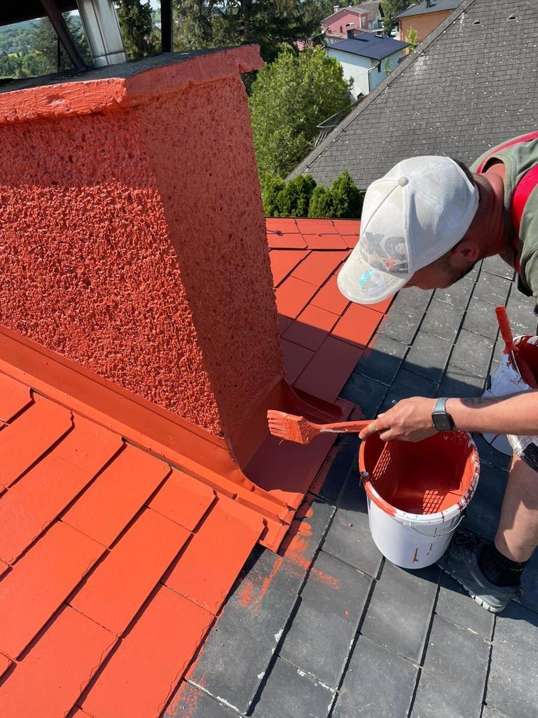 Detailarbeit am Kaminanschluss